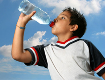 Điều gì đang rình rập bạn từ bình đựng nước làm từ nhựa tái chế vẫn sử dụng để uống hàng ngày?